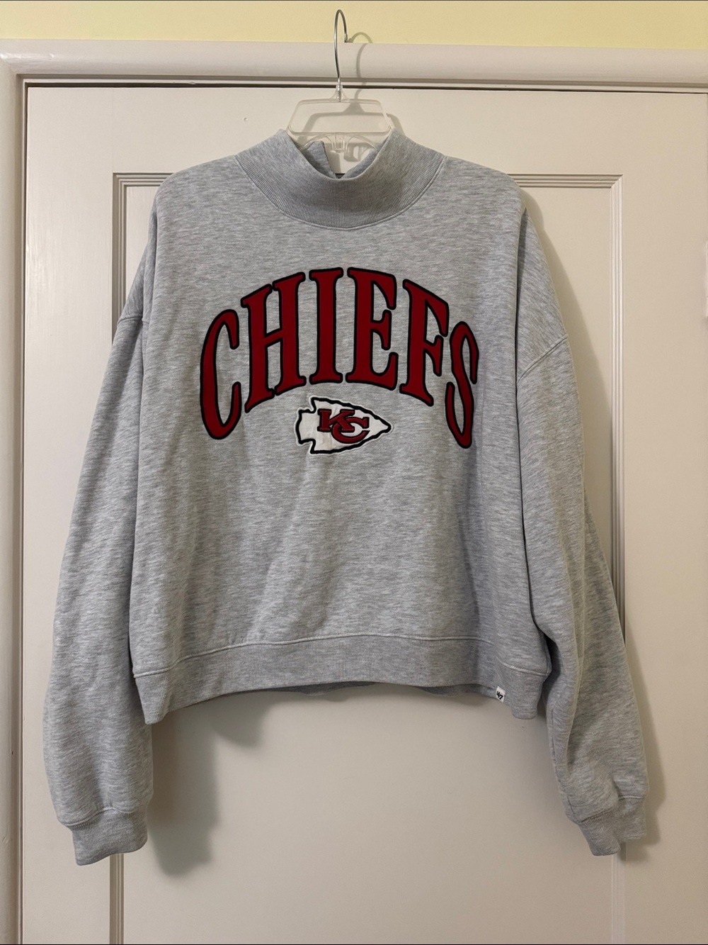 ‘47 Women’s Chiefs Cropped Turtleneck Sweatshirt with Twill Appliquéd Team/Logo